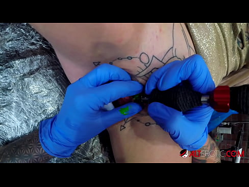 ❤️ Musikana ane nyora zvakanyanya Sully Savage akawana tattoo pa clitoris yake ️  ❤